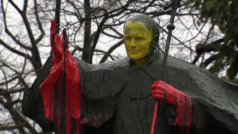 ماجرای پاشیدن رنگ قرمز بر روی مجسمه پاپ ژان پل دوم چه بود؟