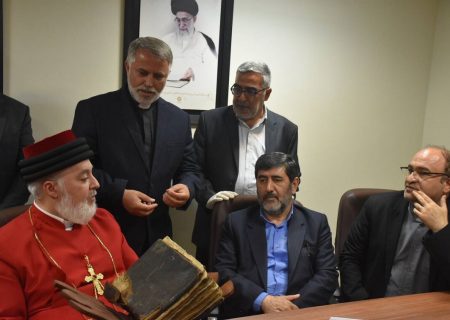 بازدید رهبر جهانی کلیسای شرق آشوری از کتب مقدس موجود در کتابخانه تبریز