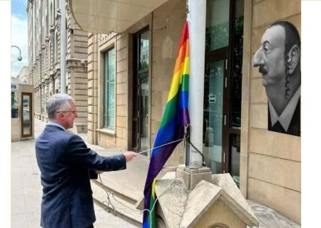 سفیر انگلیس در آذربایجان در حال برافراشتن پرچم همجنسگرایان