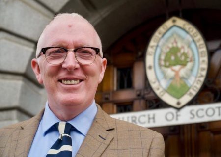 کشیش پیشین کلیسای اسکاتلند: مسیحیان نگران هوش مصنوعی نباشند، نمی تواند با خدا صحبت کند