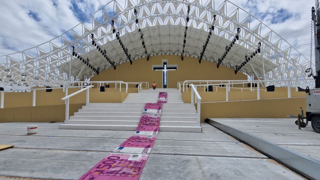 اعتراض جالب یک هنرمند به هزینه‌های سفر پاپ فرانسیس به پرتغال + عکس