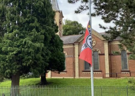 نصب پرچم‌ نازی‌ها در نزدیکی یک مسجد در ایرلند شمالی موجب نگرانی مسلمانان منطقه شد