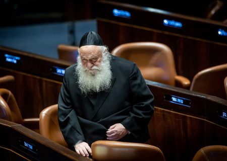 دو سوم وقت وزیر مسکن اسرائیل به مسائل یهودیت افراطی اختصاص دارد