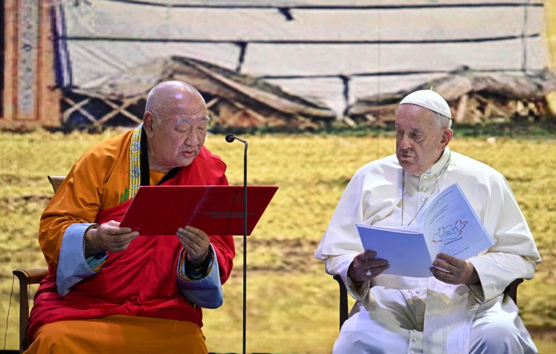فرانسیس با رهبران ادیان و مذاهب در مغولستان دیدار کرد