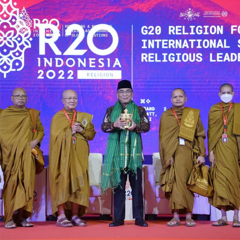 رئیس نهضت العلماء، یحیی خلیل ثقوف از هیئتی از راهبان از کامبوج در R20، بالی، نوامبر 2022 جایزه دریافت می کند.