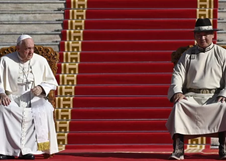 پاپ در مقابل تندیس چنگیزخان مغول + عکس
