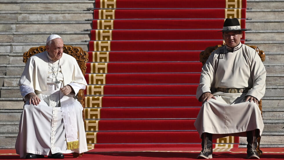 پاپ در مقابل تندیس چنگیزخان مغول + عکس