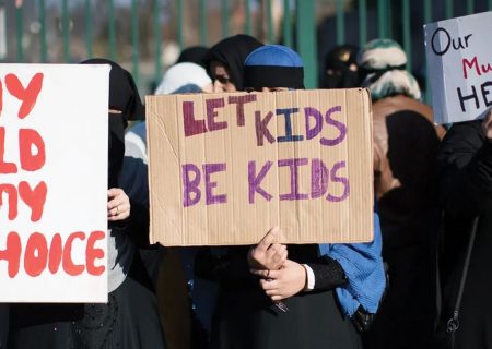 بردگی فکری کودکان در مدارس انگلیس با آموزش همجنس بازی