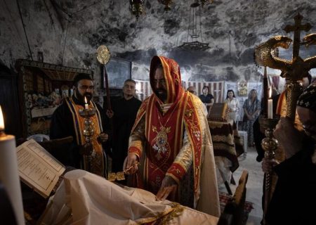 دعا برای جان باختگان غزه در کلیسای رستاخیز