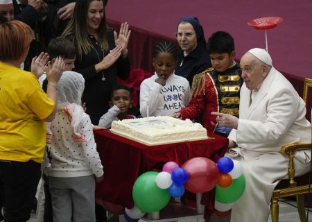 جشن تولد پاپ در بحبوحه قتل عام هزاران کودک