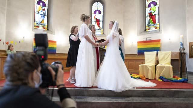 کشیش‌های کاتولیک می‌توانند در تبرک زوج‌های هم‌جنس شرکت کنند