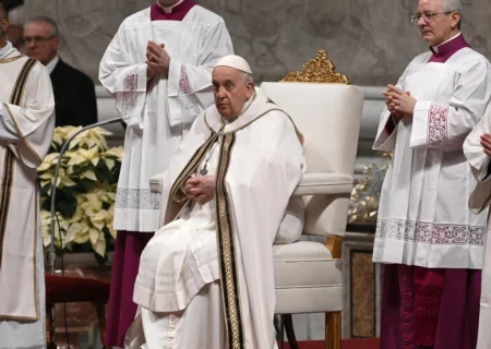 پاپ فرانسیس جشن جهانی کریسمس را با دعوت به صلح آغاز کرد