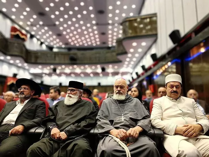 ایران خانه پیروان همه ادیان توحیدی است/ احساس غریبگی با هم نداریم