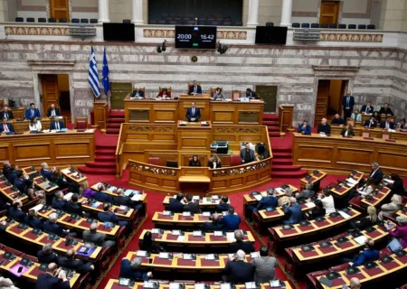 پارلمان یونان لایحه ازدواج همجنس‌بازان را به رای می‌گذارد