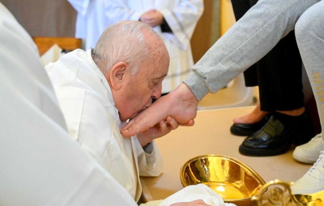 پاپ برای نخستین بار پای زنان زندانی را شست و بوسید