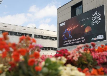 رونمایی از دیوارنگاره «وعده صادق» در میدان شهدای مشهد