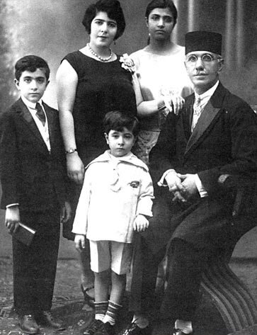 امیرعباس هویدا در کنار خانواده- بیروت سال ۱۹۲۹