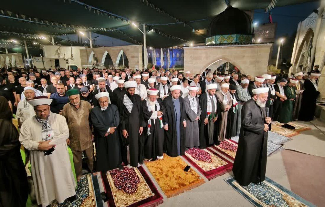 نماز جماعت علمای اهل سنت و روحانیون شیعه در مسیر پیاده روی اربعین 