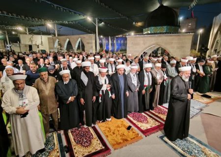 نماز جماعت علمای اهل سنت و روحانیون شیعه در مسیر پیاده روی اربعین 