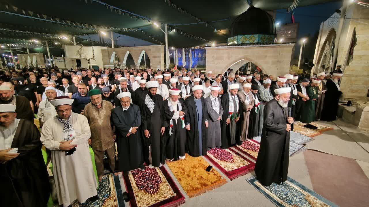نماز جماعت علمای اهل سنت و روحانیون شیعه در مسیر پیاده روی اربعین 