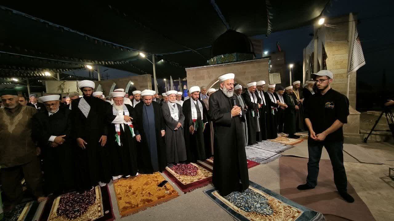 نماز جماعت علمای اهل سنت و روحانیون شیعه در مسیر پیاده روی اربعین 