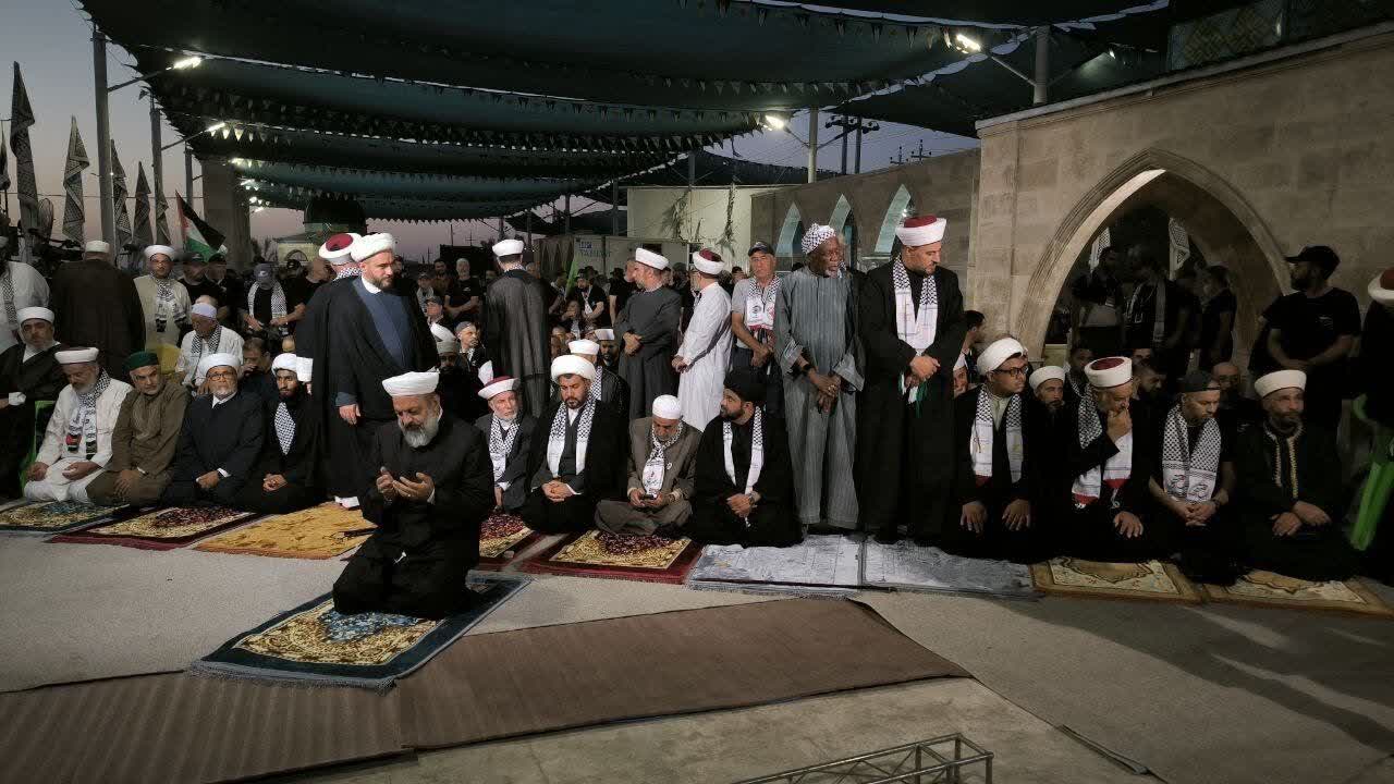 نماز جماعت علمای اهل سنت و روحانیون شیعه در مسیر پیاده روی اربعین 