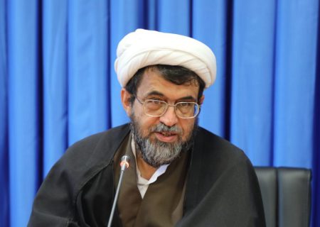 شریعتمداری: باید از دو قطبی‌های کاذب فاصله بگیریم