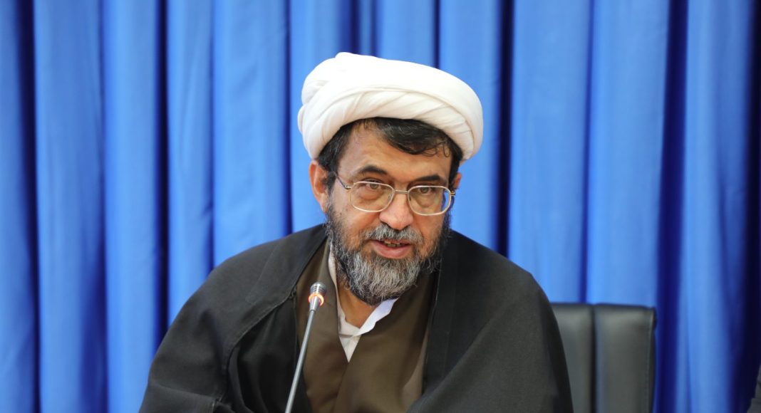 شریعتمداری: باید از دو قطبیهای کاذب فاصله بگیریم