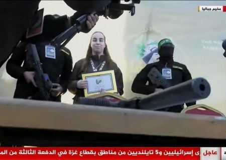 تحویل اولین اسیر صهیونیست در دور جدید با قدرت‌نمایی مقاومت