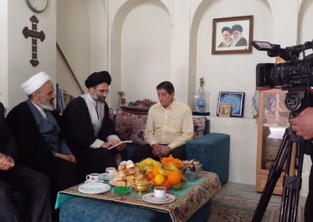 دیدار نماینده ولی‌فقیه و امام جمعه کاشان با خانواده شهید مسیحی
