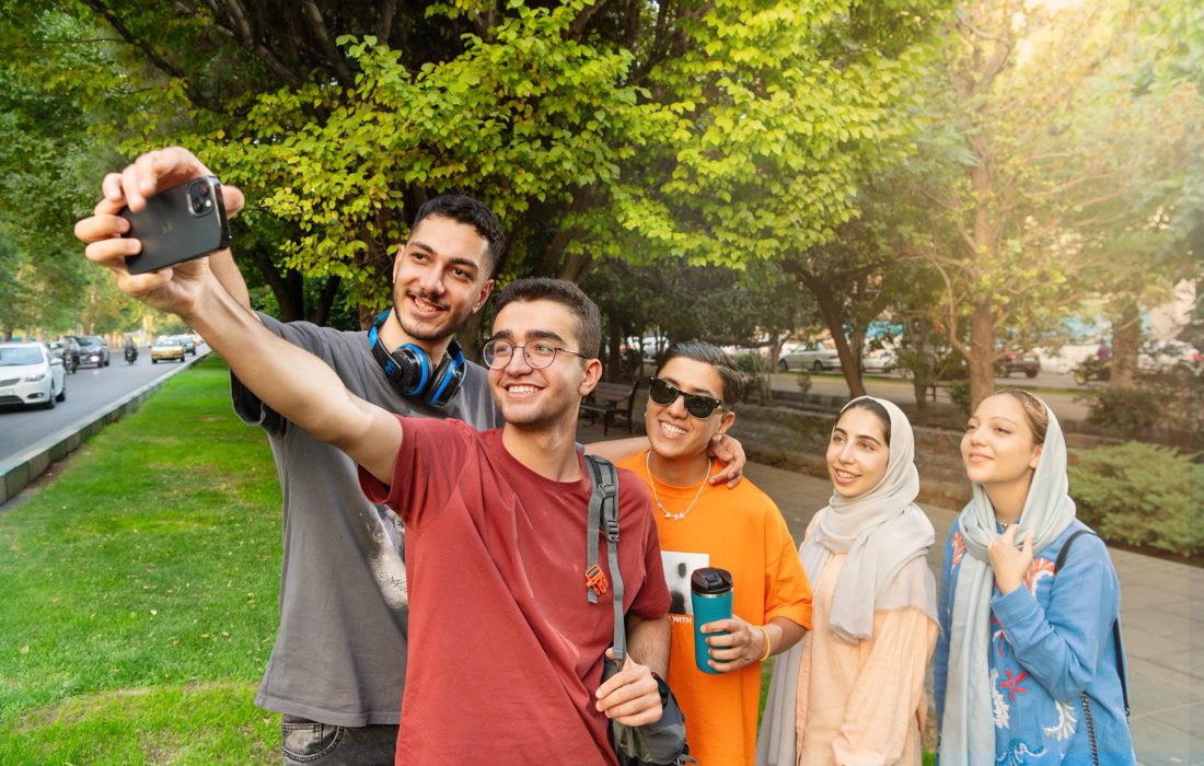 ستارگان مجازی یا الگوهای واقعی؟؛ بحران هویت جوانان