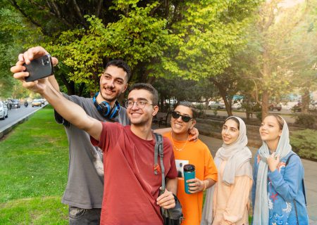 ستارگان مجازی یا الگوهای واقعی؟؛ بحران هویت جوانان