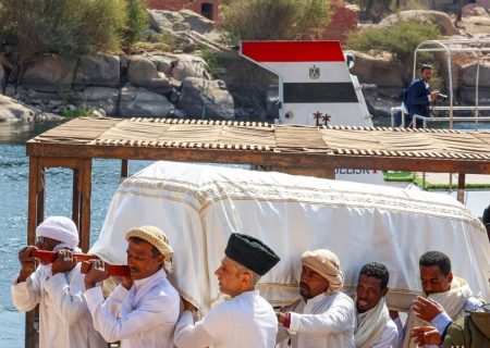 پیکر کریم آقاخان، رهبر شیعیان اسماعیلیه‌ جهان در اسوان مصر به خاک سپرده شد