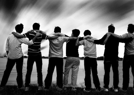دوستی های هدفمند و جامعه سازی فرقه ای