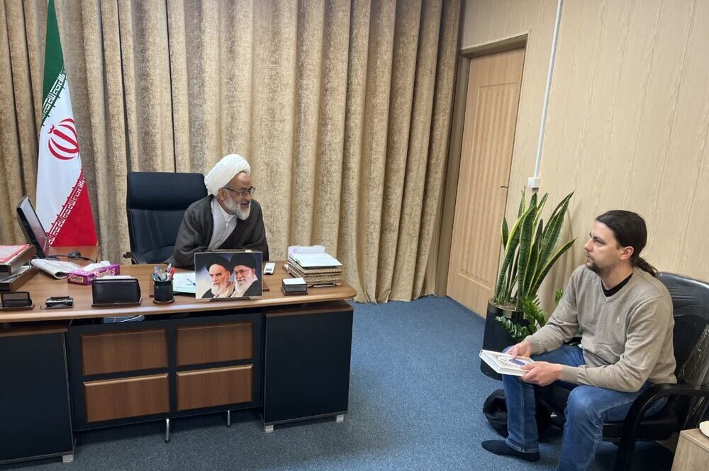 یک تجربه معنوی در سیرجان؛ گردشگر لهستانی به جمع مسلمانان پیوست