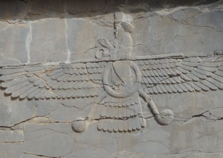 شعار زرتشتی «پندار نیک، گفتار نیک، کردار نیک»؛ ظاهر زیبا، باطن مبهم