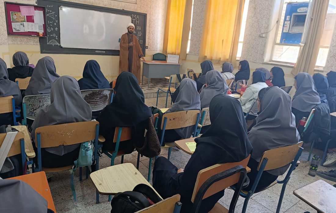 نشست تبیینی و پاسخ به شبهات روز با حضور حجت‌الاسلام امید علی صوفی در دبیرستان نمونه نرجس زاهدان برگزار شد